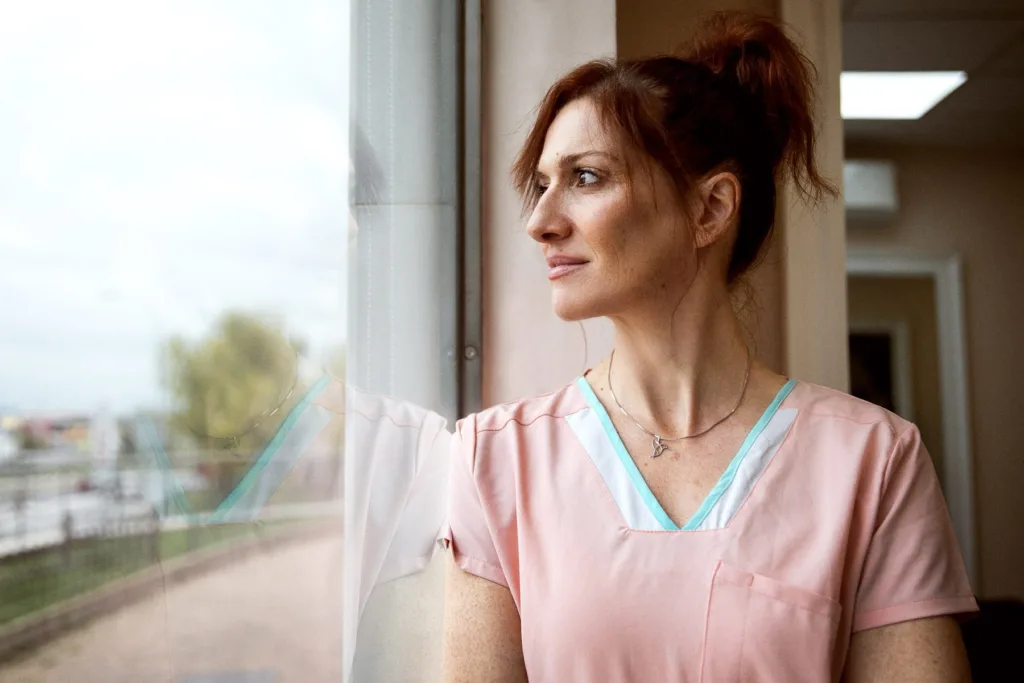 Esther Madrid junto a la ventana de la sala